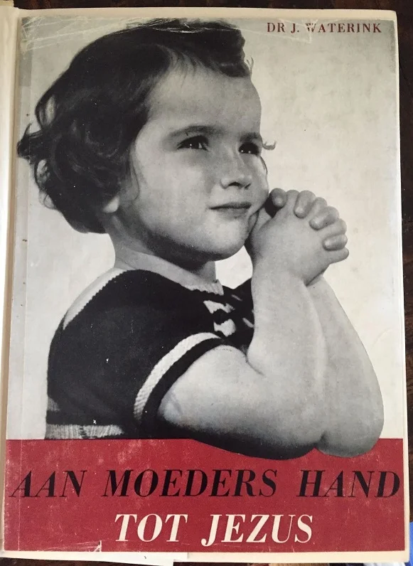 Finale Uitverkoop Aan moeders hand tot Jezus, de godsdienstige opvoeding van den kleuter en van het kind in de schooljaren – 17e druk – Dr. J. Waterink