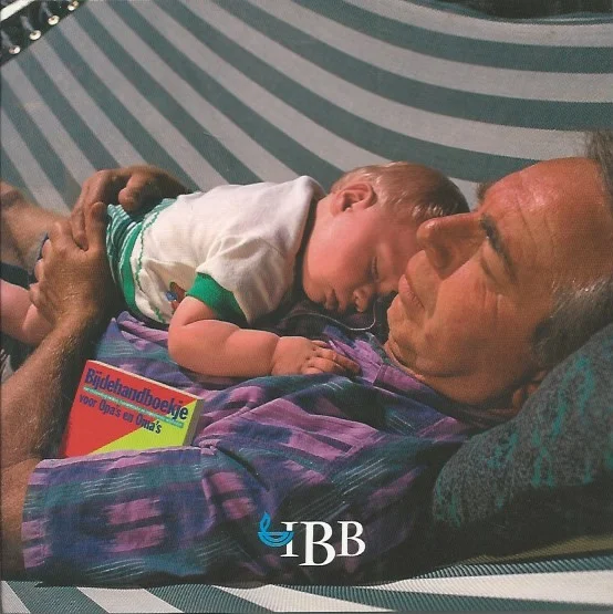 Bijdehandboekje voor voor opa’s en oma’s : een verzameling heldere, humoristische en inspirerende wijsheden – Internationale Bijbelbond (3e druk) Beperkte Voorraad