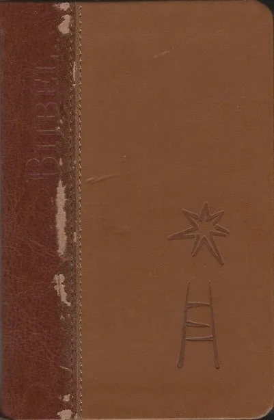 Voordeelprijs Bijbel : 2 kleuren leer : klein formaat (10 bij 15.5 en 2,5 cm) in foedraal/koker – Jongbloed, 2005.