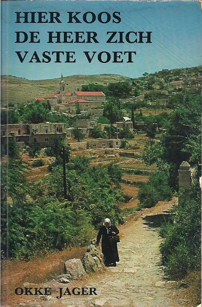 Korting Hier koos De Heer zich vaste voet : meditatief verslag van een reis door Israël en Jordanië – Okke Jager (9e druk)