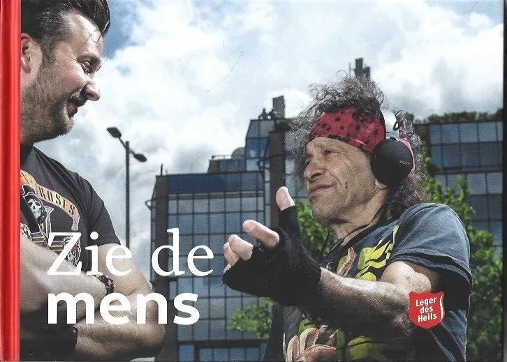 Dagaanbieding Zie de mens : Gelegenheidsbundel ter gelegenheid van het afscheid van Jan Jans – Leger des Heils 2024