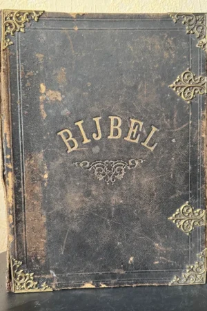 Beperkte Voorraad STATENBIJBEL met kantteekeningen en koperbeslag – Bijbel, dat is de gansche Heilige Schrift, bevattende al de canonieke boeken des Ouden en Nieuwen Testaments : Met de volledige kantteekeningen – Joh. de Liefde (zonder slotplaatjes)
