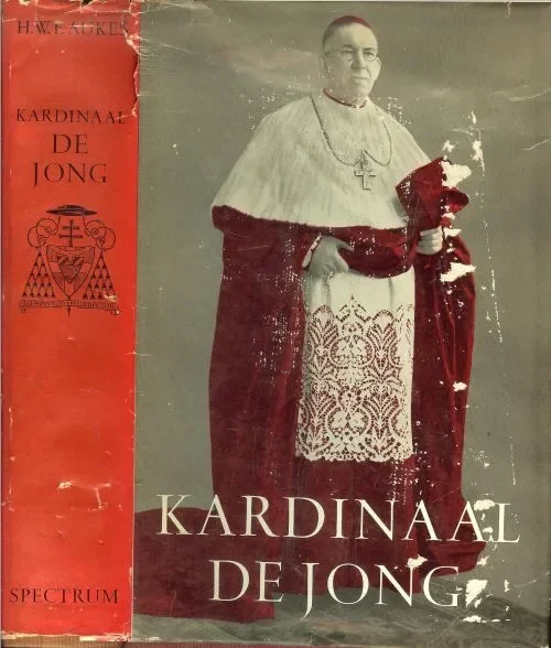 Gecertificeerd Kardinaal de Jong, H. W. F Aukes .. Typografische verzorging en het bandontwerp zijn van Aldert Witte