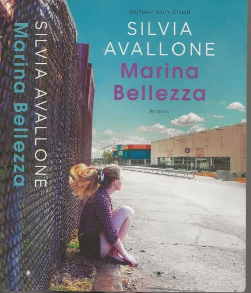 Marina BellezzaSilvia Avallone Auteur van Staal Vertaald door Manon Smits Foto auteur Stefano Lorefice Omslagontwerp Marry Baar Beperkte Voorraad