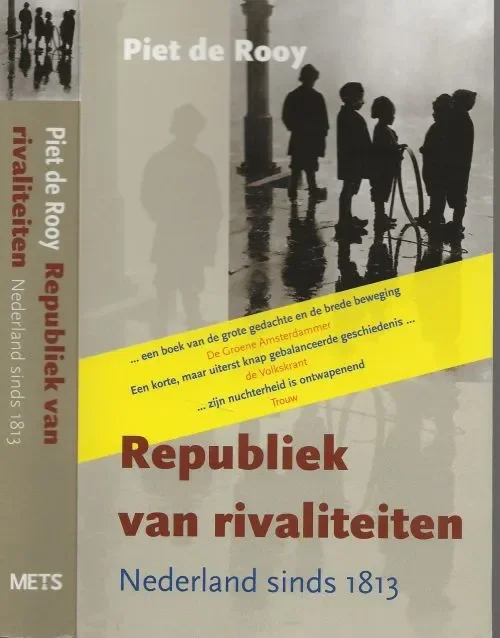 Republiek van Rivaliteiten – Nederland sinds 1813 Een korte maar uiterst knap gebalaceerde geschiedenis Rooy, Piet de Omslag illustratie Kinderen in de regen te Rotterdam 1912 Tijdelijk Beschikbaar
