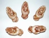 Hand met parel zt Merkproduct