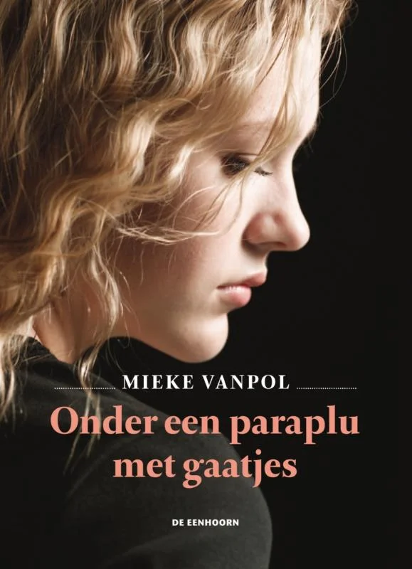 Koopje Onder een paraplu met gaatjes